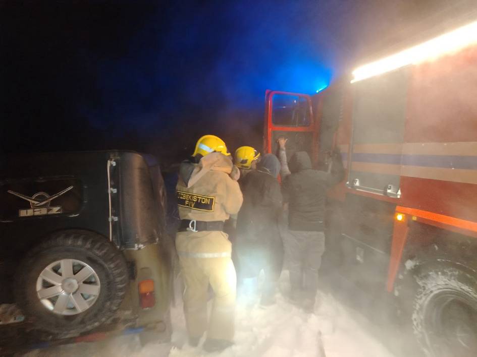 ФВВ ходимлари Қашқадарёда қор бўронида қолиб кетган 10 кишини қутқарди